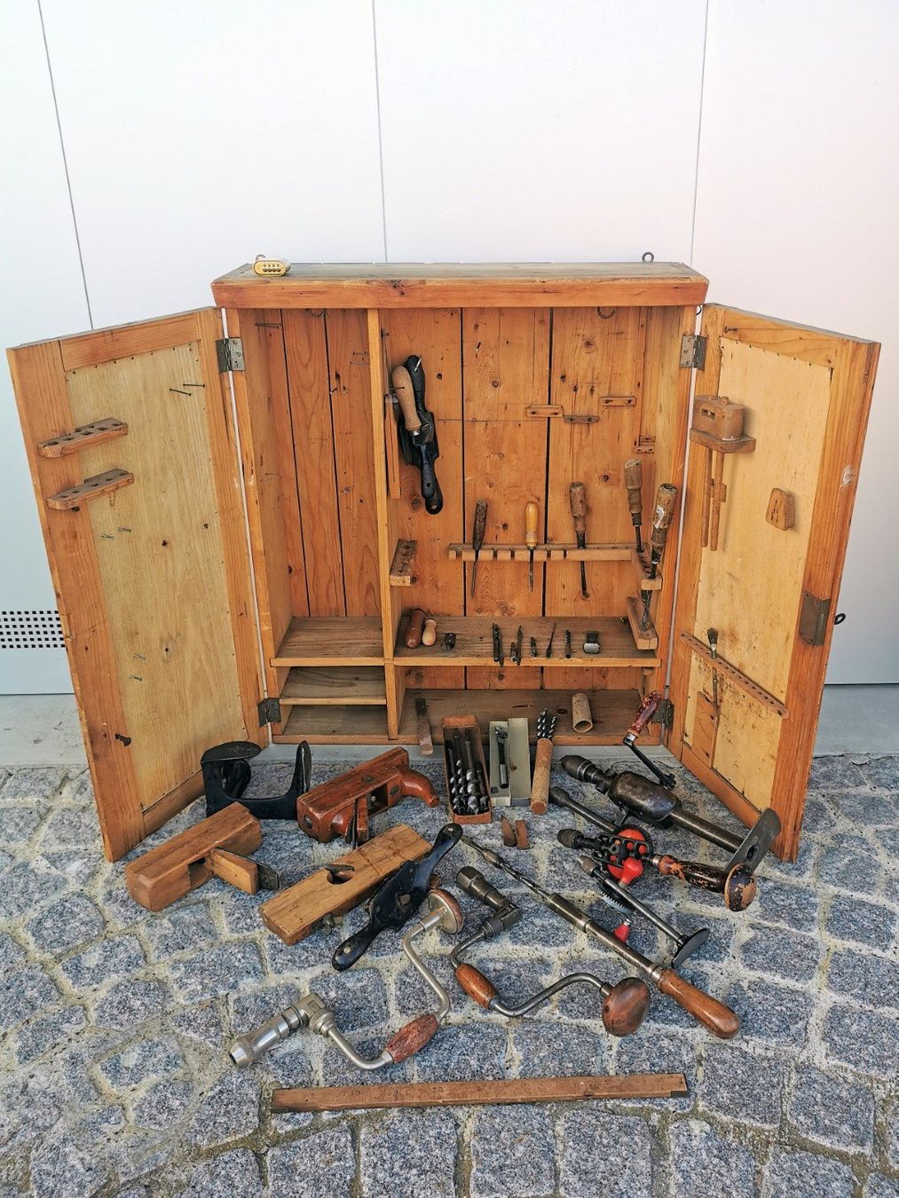 Tutti gli attrezzi: Vintage Werkzeug-Schrank – Usato da Speicher venduto da joreim