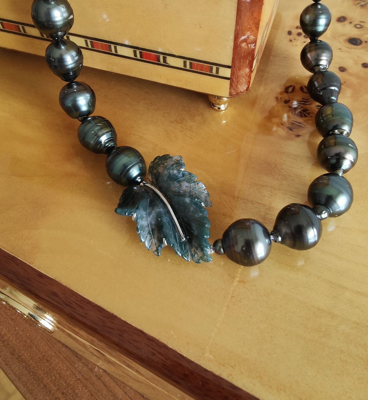 Ketten: Tahitiperlen Collier mit Moosachat Blatt , barocken Perlen – Neu und originalverpackt aus Rümlang von 21f 3
