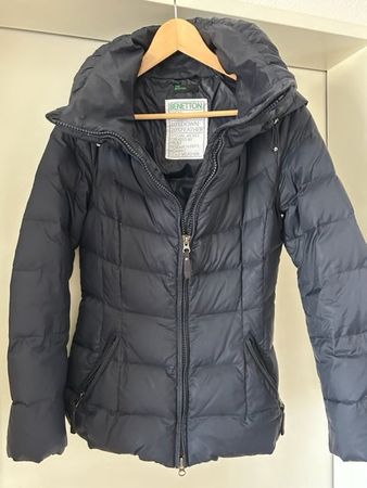 sehr schöne dunkelblaue BENETTON Daunenjacke, GR 36-38