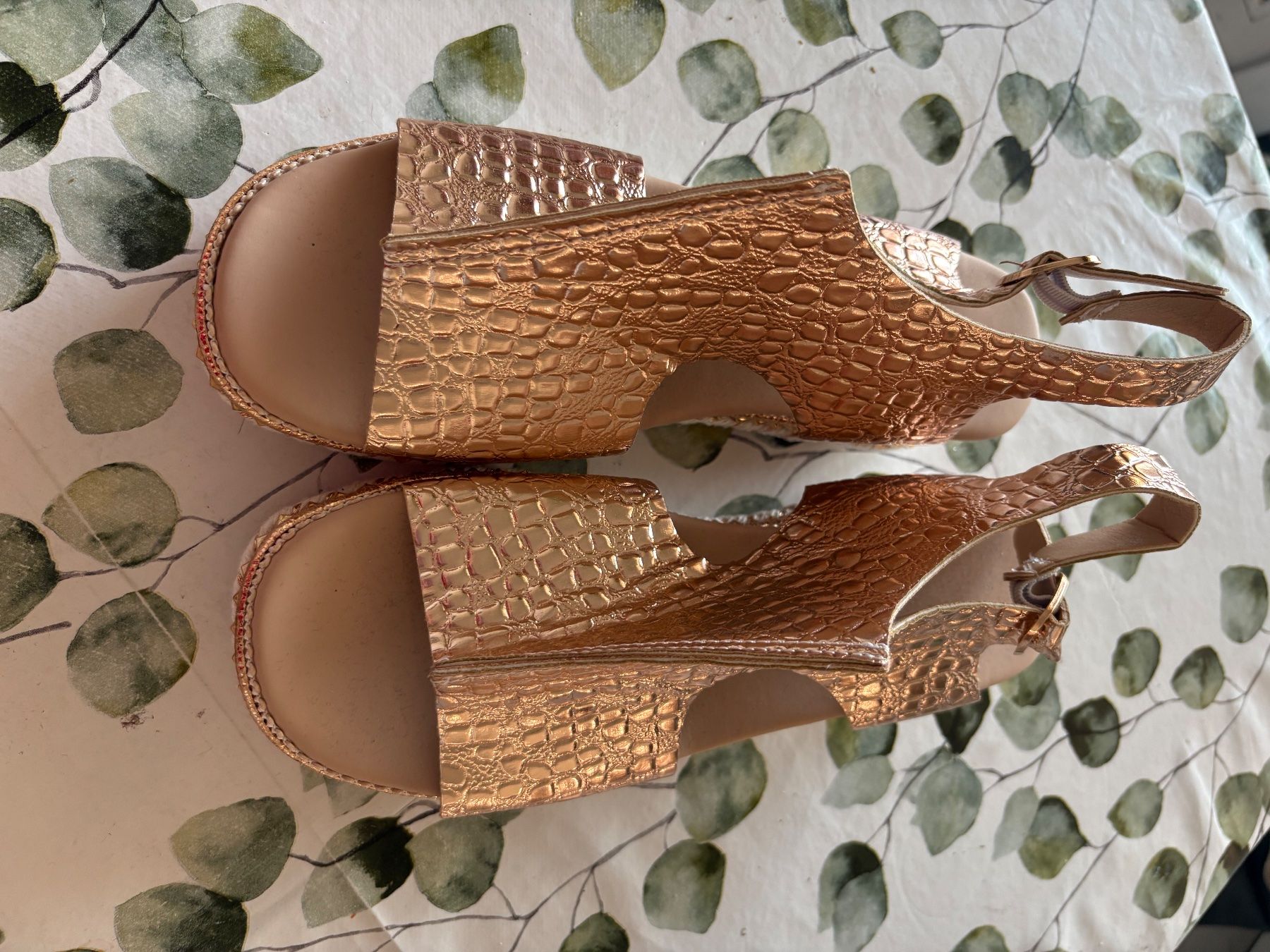 Scarpe da donna: Sandales neuves couleur or 40 – Usato da Genève venduto da Eperhab