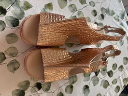 Sandales neuves couleur or 40