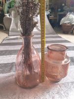 Zwei Glasvasen rosa gerippt und glatt gebraucht
