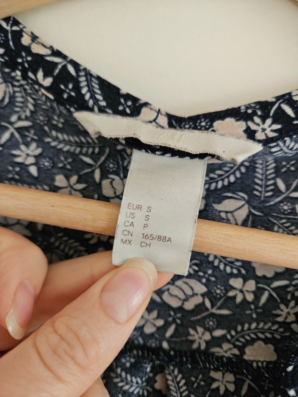 H&M Blusen: Wunderschöne Bluse mit Blumen Gr.S – Gebraucht aus Schaffhausen von sabrina915 2