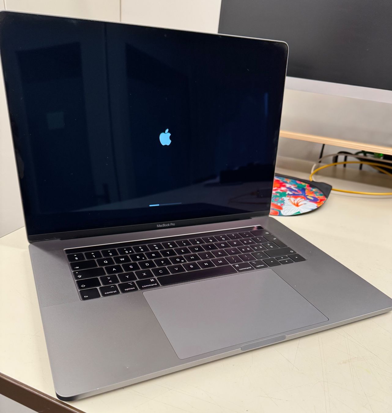 Apple Notebooks: Apple MacBook Pro 15", JG 2019, Graphite – Gebraucht aus Bonstetten von ste_c6bm