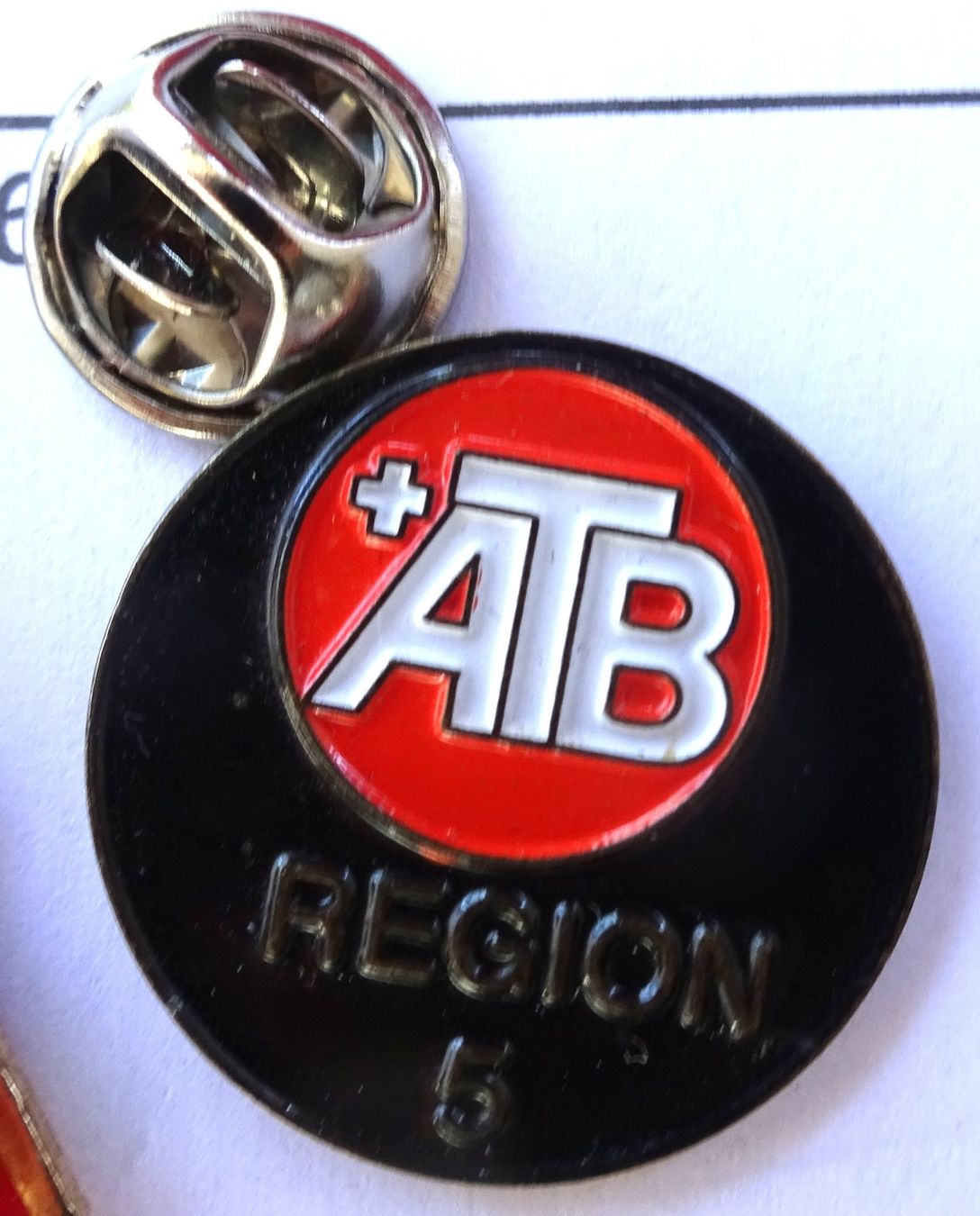 Placchette & Badge: Pin A T B  Region 5  schwarz – Usato da Utzenstorf venduto da BUtter81