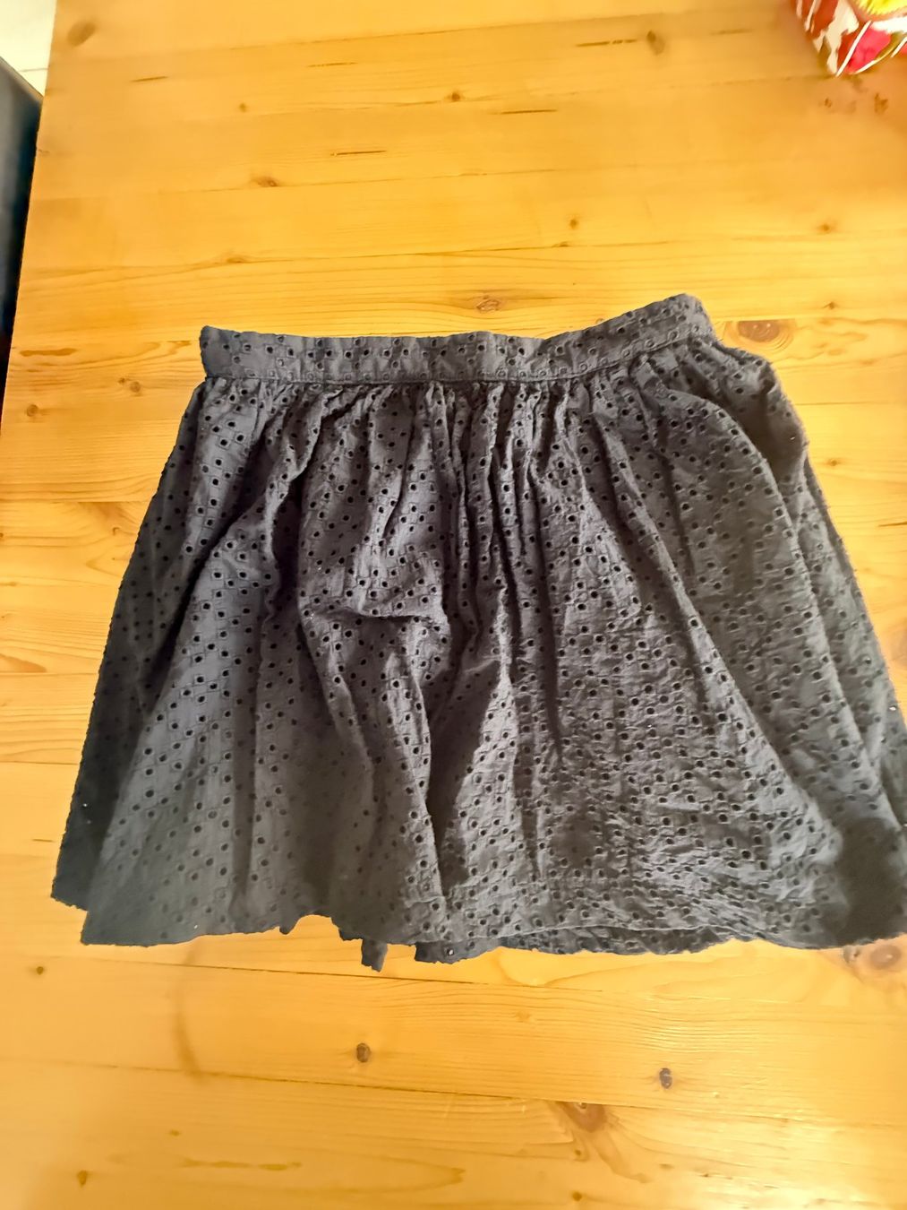 H&M Jupes: schwarzer Minirock Grösse 36 mit Lochstick – D'occasion à Kirchdorf AG par coco123 1