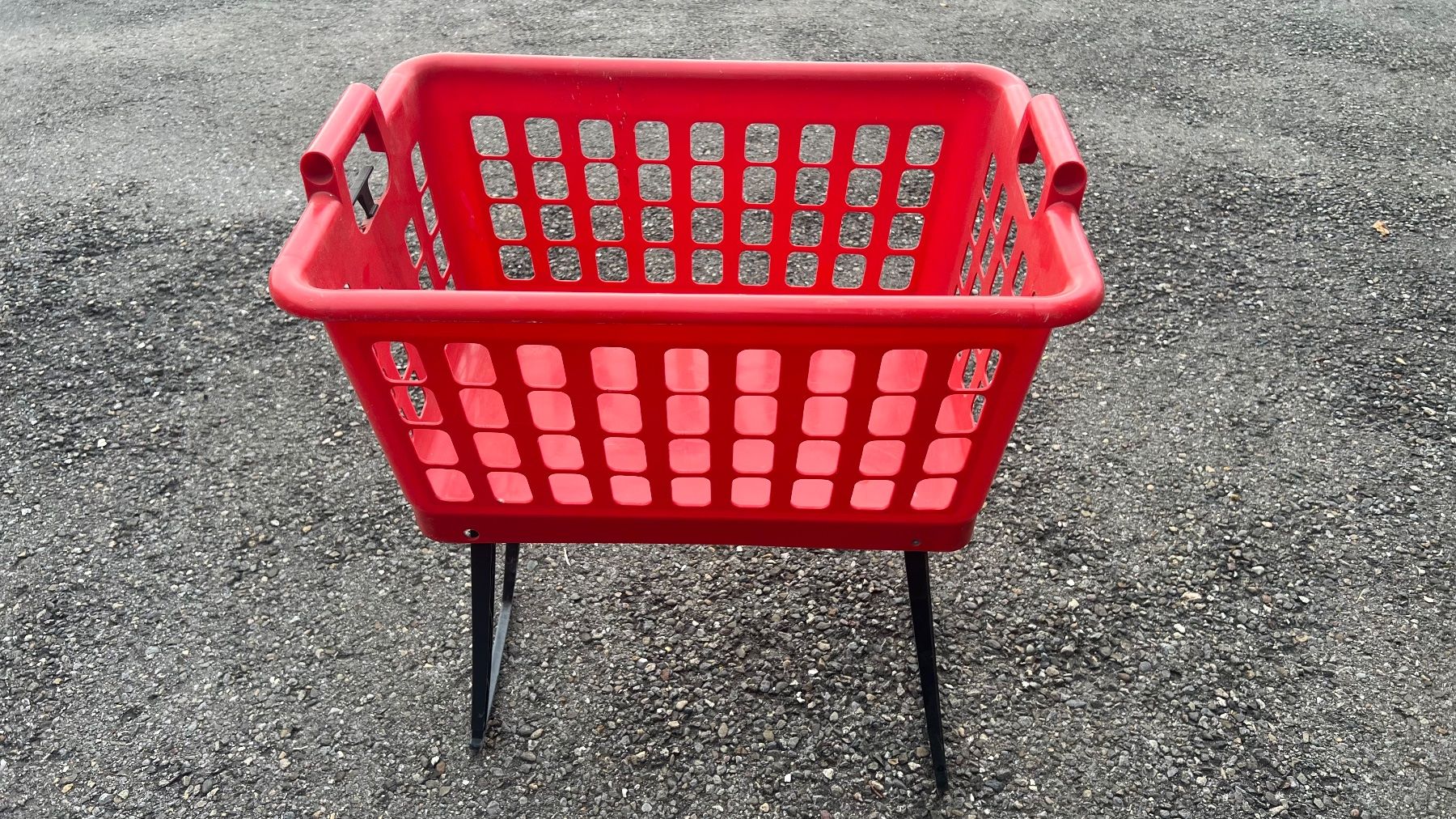Paniers à linge: Wäschekorb rot mit Gestell – D'occasion à Schübelbach par Dolly990_2