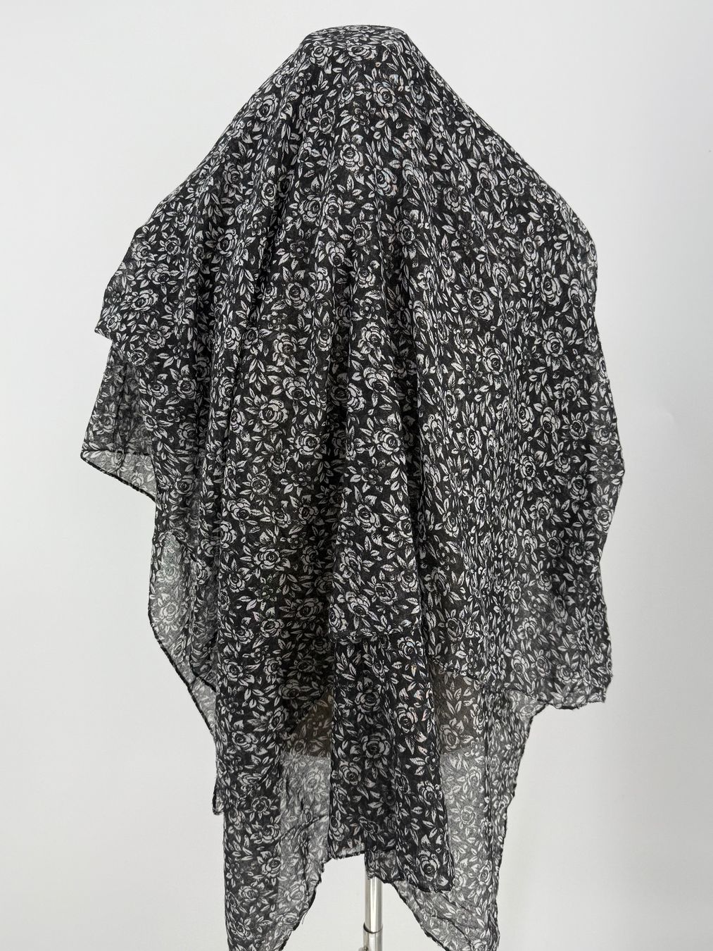Foulard & Sciarpe: Schwarzer Schal mit Blumenmuster – Usato da Auenstein venduto da moin. 2