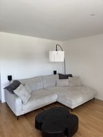Hellgraues Cord-Sofa von XXXLutz – inkl. Kissen