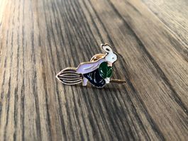 Pin Anstecker Hase auf Besen Hexenbesen Märchen