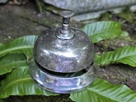 Versilberte Tischgloke