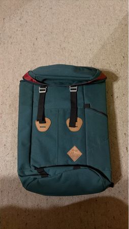 Geräumiger Rucksack Dunkelgrün, perfekt für Herbstausflüge