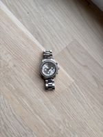 Elegante Damenuhr mit Strass-Steinen