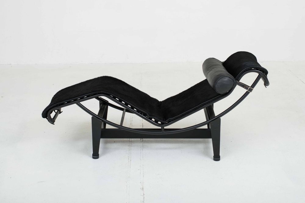 Cassina Sedie a sdraio: Cassina LC4 Chaise Longue von Le Corbusier, Fell Schwarz – Usato da Zürich venduto da STUZH38 1
