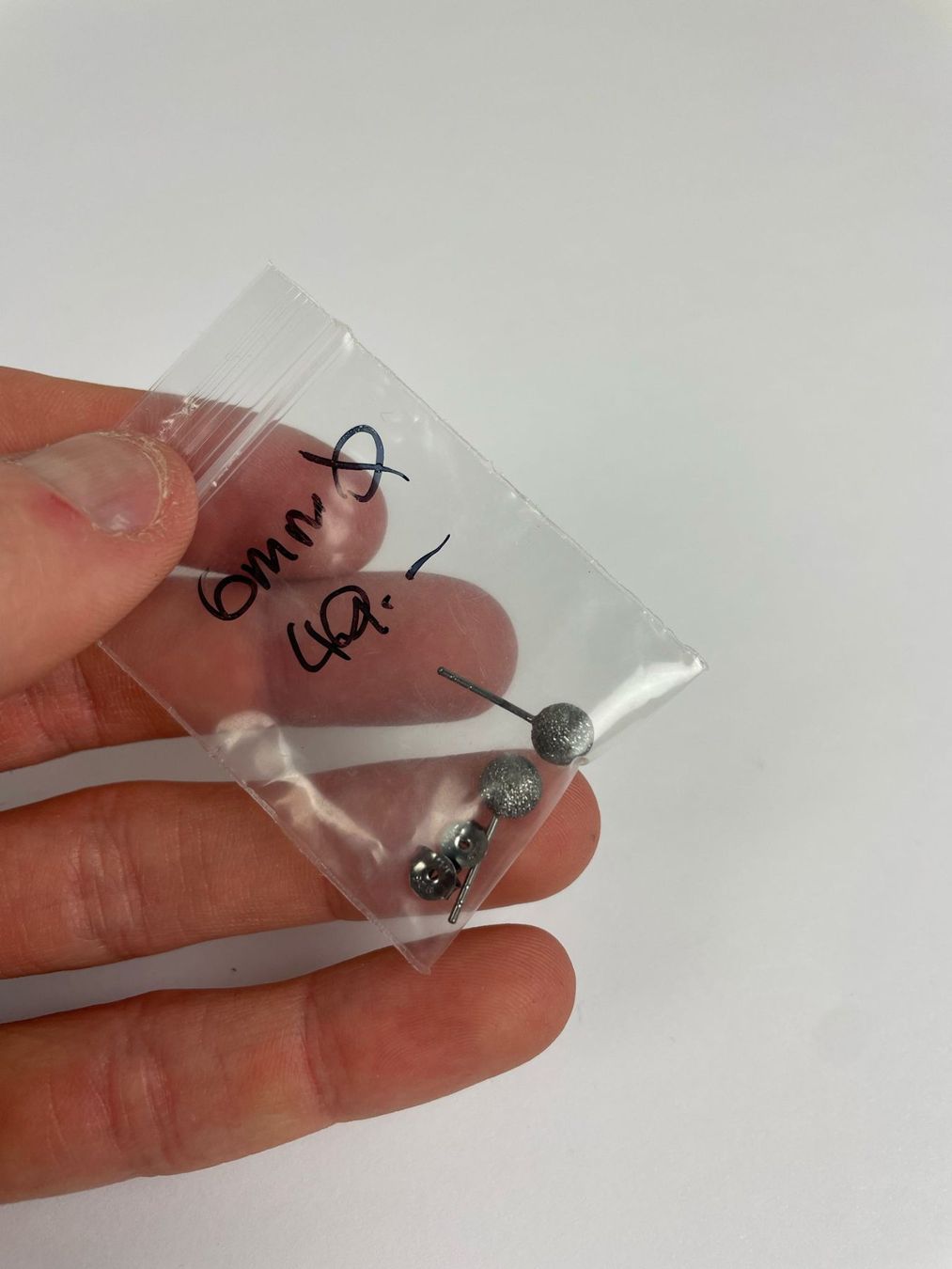 Orecchini pendenti & Orecchini a lobo: Ohrstecker Kugel, Silber 6mm Glitzerkugel, Silber – Nuovo e nell'imballaggio originale da Wängi venduto da LiqKojote 1