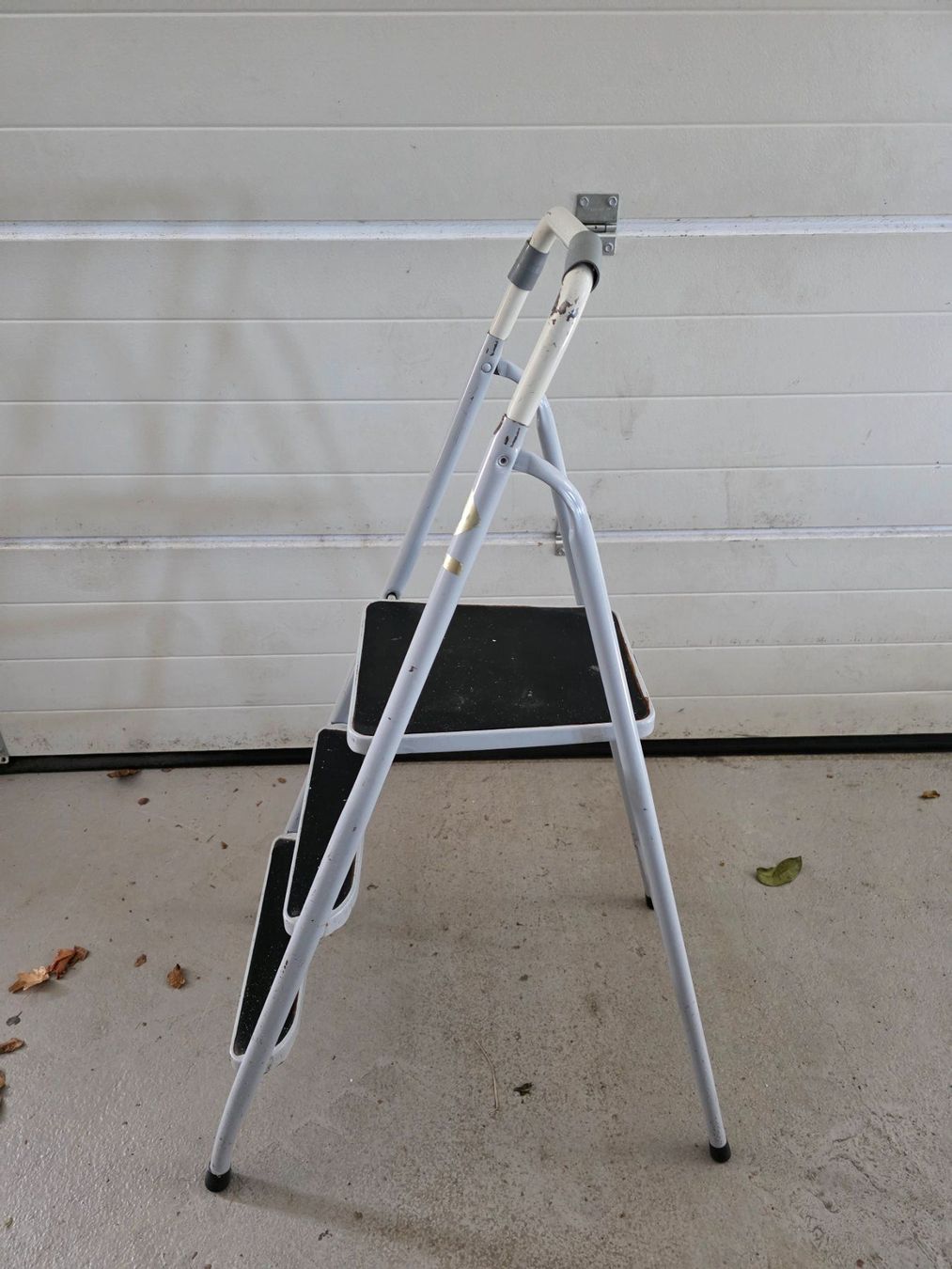 Scale: Vintage Leiter Bockleiter Metall stabil Klapptritt – Usato da Walterswil BE venduto da Lonitti 6