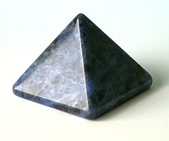 Pyramide Sodalith