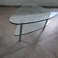 Salontisch aus Glas mit Metallfüssen