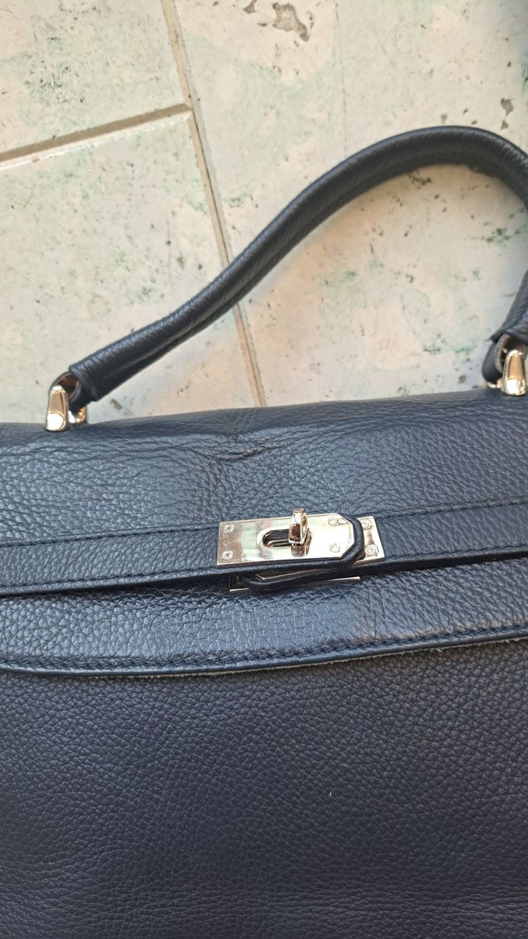 Borse da donna: Schöne Handtasche aus Leder – Usato da Pfäffikon ZH venduto da Valsangiaccomo 1