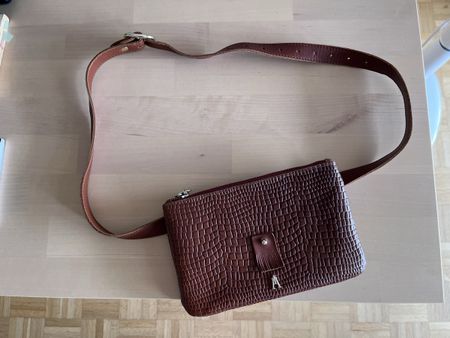 Petit sac banane en cuir neuf 