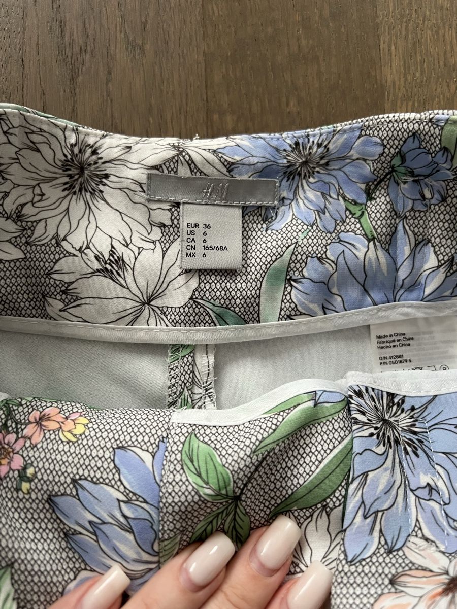 H&M Pantaloni: Sommerliche Shorts von H&M mit Blumenmuster – Nuovo (secondo la descrizione) da Kriens venduto da Luzernerin_K 1