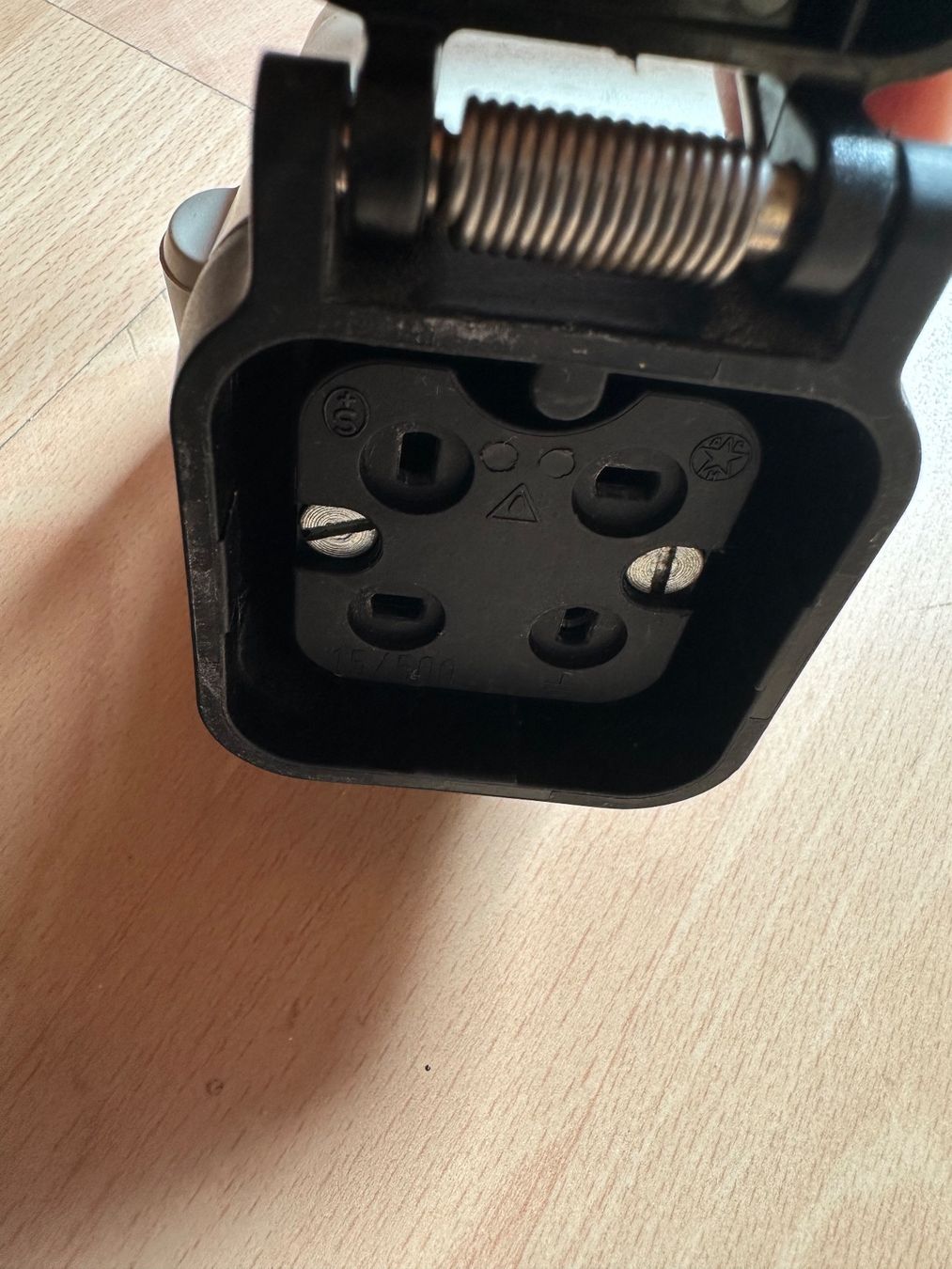 Spine: J15/4Polig Stromdose -Wanddose-Steckdose – Usato da Huttwil venduto da Bolpa 2