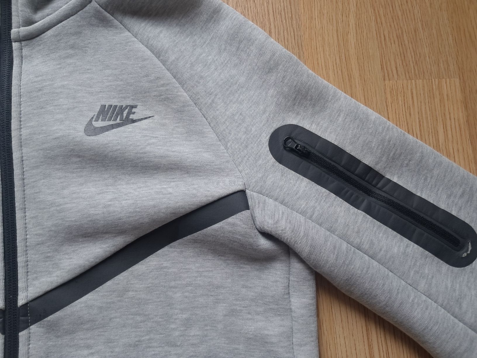 Nike Pullover & Sweatshirts: Nike Tech Fleece Hoodie  – Gebraucht aus Biel/Bienne von sof_yx5y 1