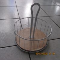 Weisses Metall Körbchen mit Holztablett, Neuwertig!