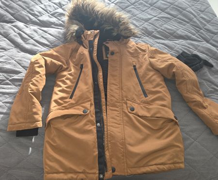 Winterjacke mit Kapuze, Grösse 140