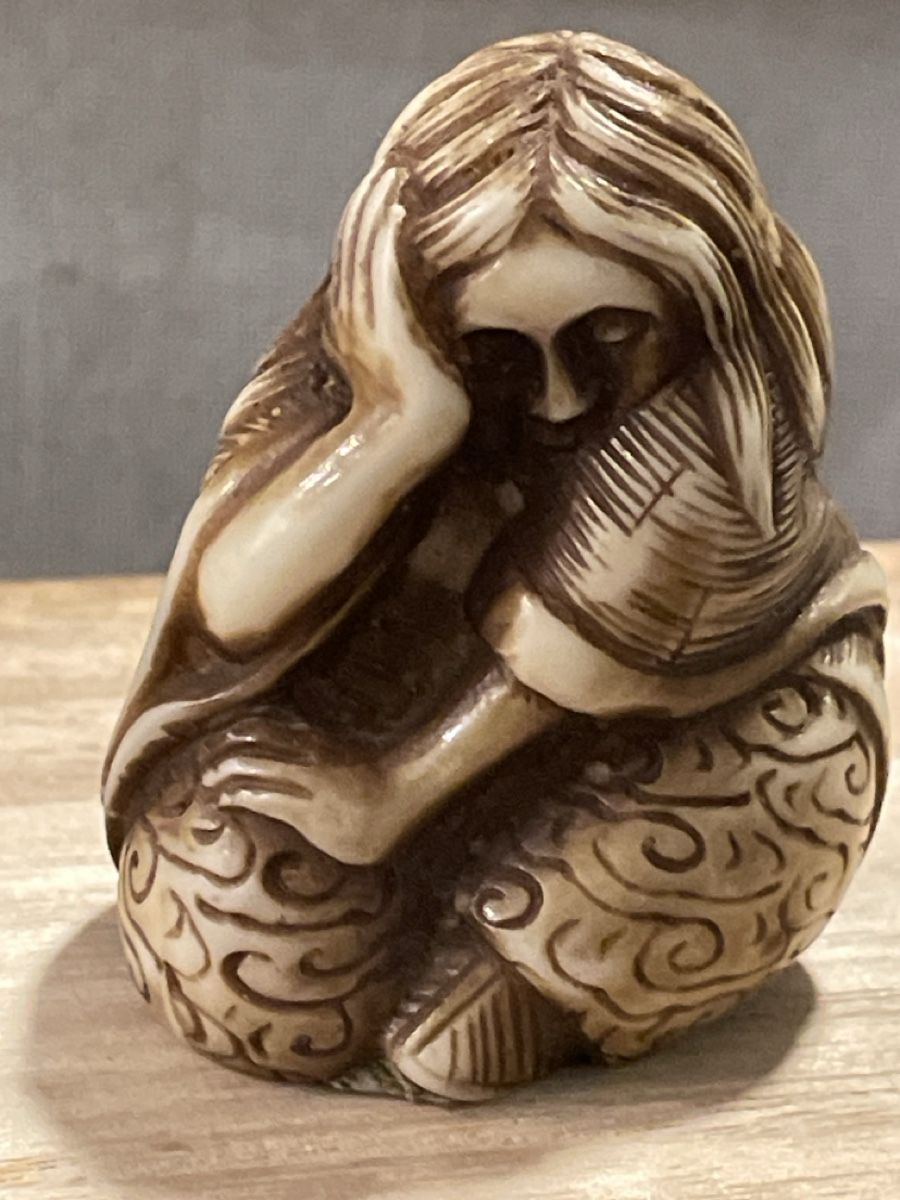 Statuette: Netsuke, sitzende, nachdenkliche Frau – Usato da Embrach venduto da Gauvain1 4