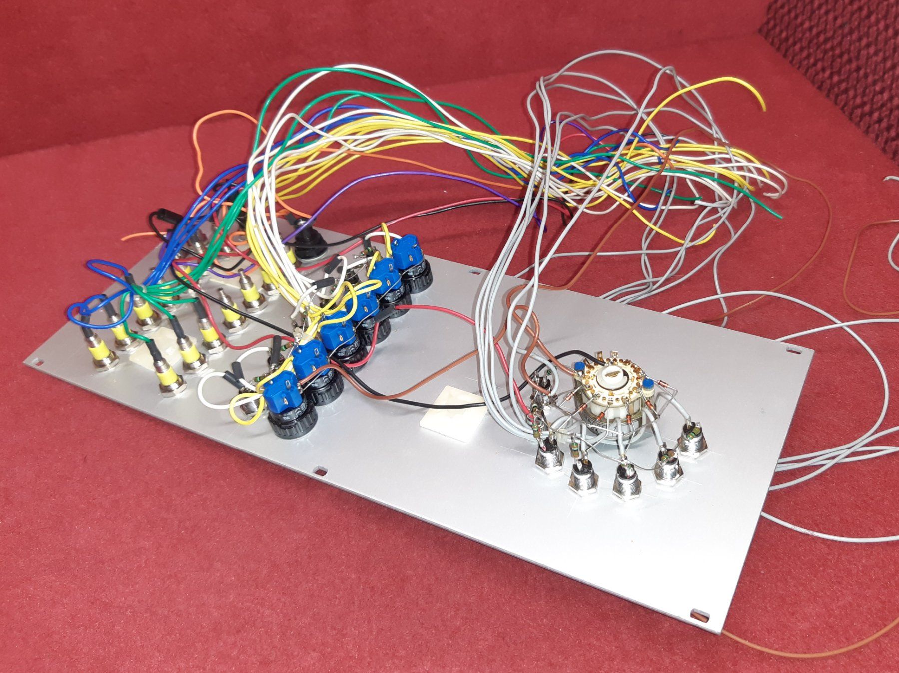 Interruttori: Frontpanel, Abdeckplatte von einem Gerät, Schalter LED's etc – Usato da Lohn-Ammannsegg venduto da Molch7 7