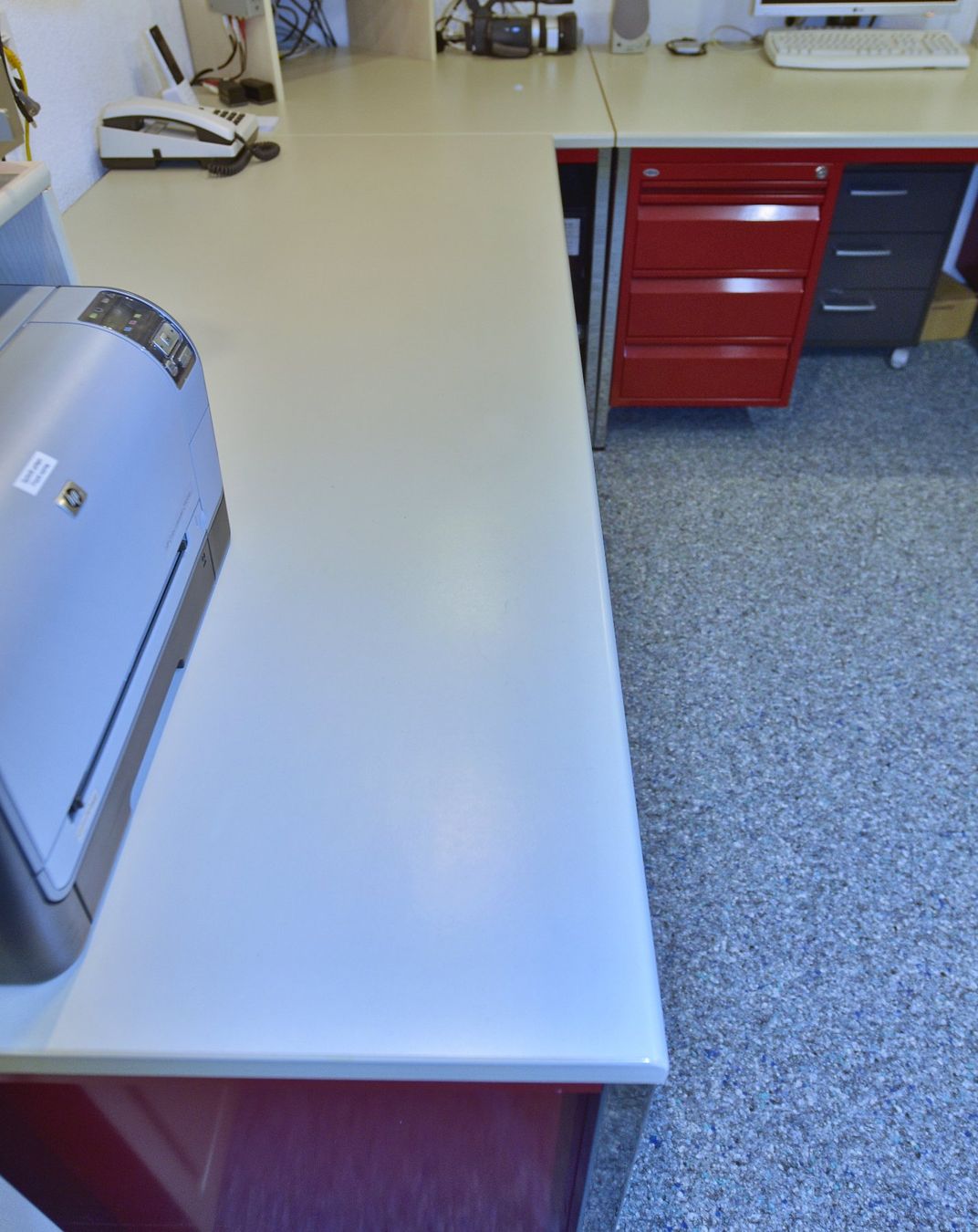 Lista Scrivanie: Lista Büro Schreib Ecktisch; rot, grau-weiss – Usato da Bonstetten venduto da wudeli79 2
