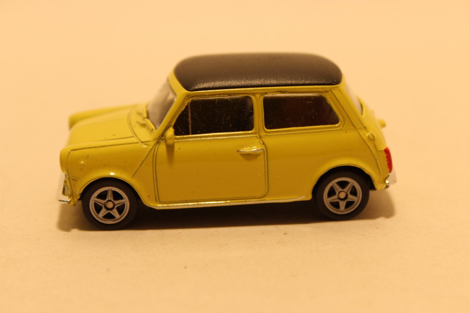 Welly Modellini d'auto: Mini Cooper 1300, gelb mit schwarzem Dach – Nuovo e nell'imballaggio originale da Fehraltorf venduto da haefens 3
