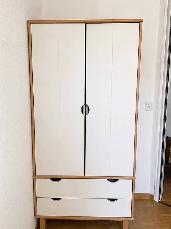 Armadi: Massivholz-Kleiderschrank  CHF 120 VB – Usato da Winterthur venduto da thm_8rvv 1