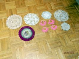 5 Untersetzer gehäkelt 1 x Brokat und 4 Serviettenringe