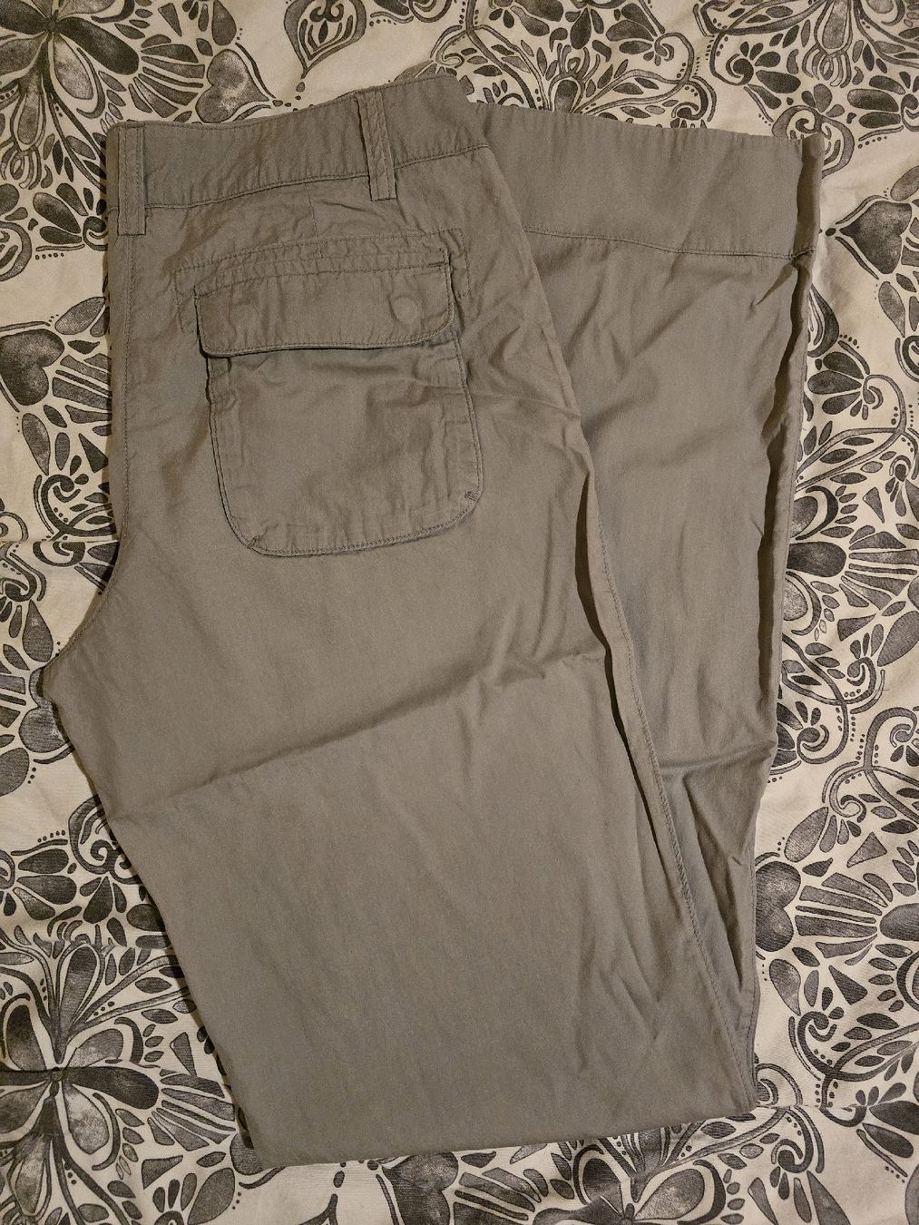Pantaloni: Pantalon en soie, taille 36, gris – Usato da La Neuveville venduto da Diamise 3