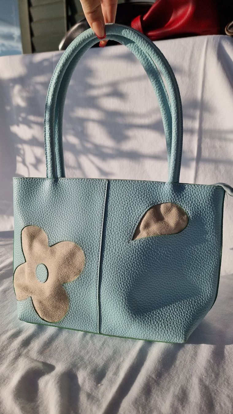 Borse da donna: Süsse Handtasche hellblau mit Blumenapplikation – Usato da Wald ZH venduto da Martin79