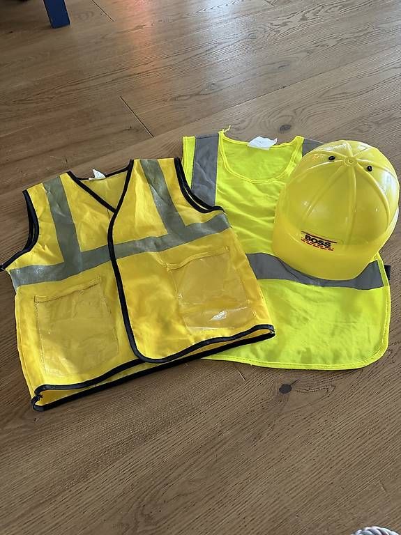 Gesichts- und Gehörschutz: Bauarbeiterweste und Helm  – Gebraucht aus Ruswil von Pinkgirl_11