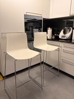 2 weisse Barhocker / Hochtischstühle
