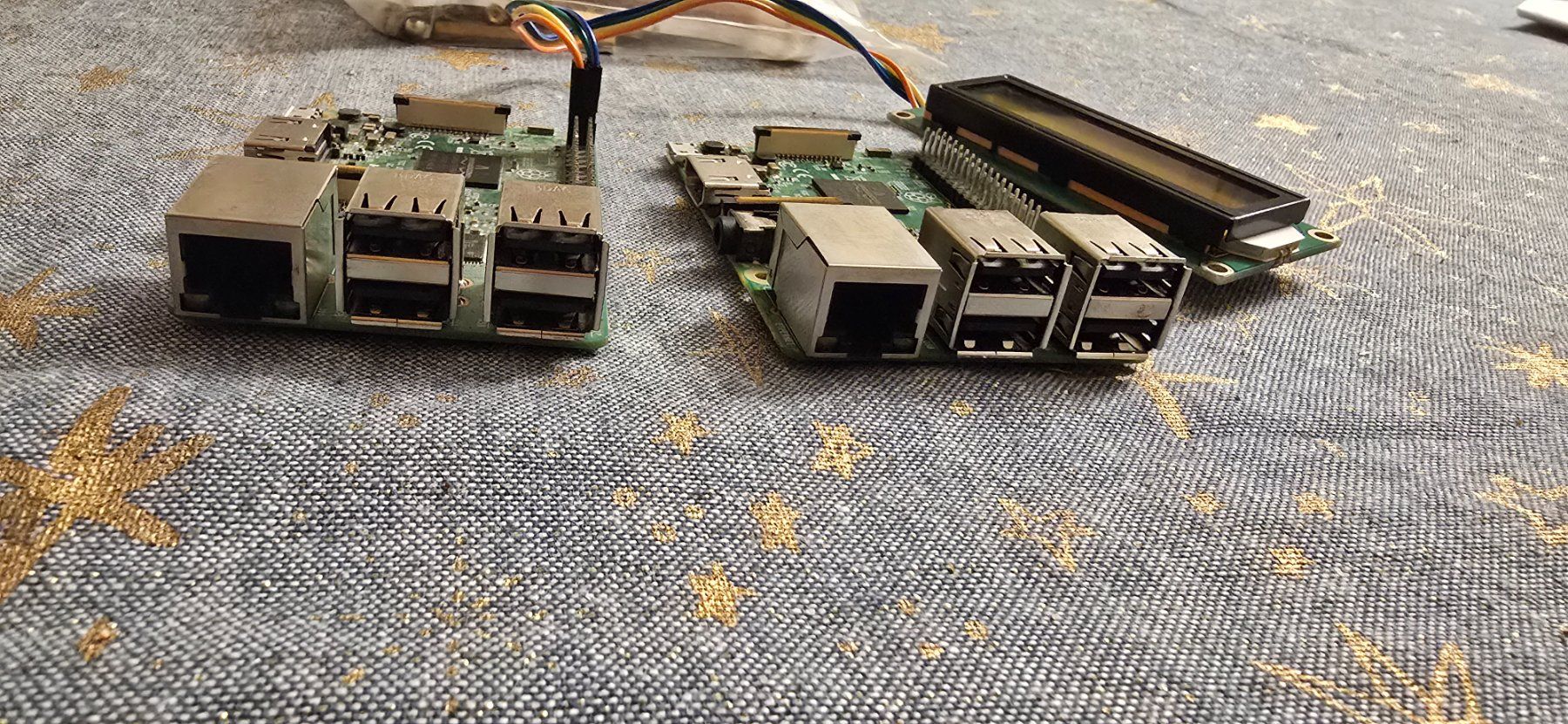 Raspberry Pi PC: 2× Raspberry Pi 3 Model B V1.2 + LCD + Acryl-Gehäsern – Usato da Zürich venduto da yas_7vdk 1