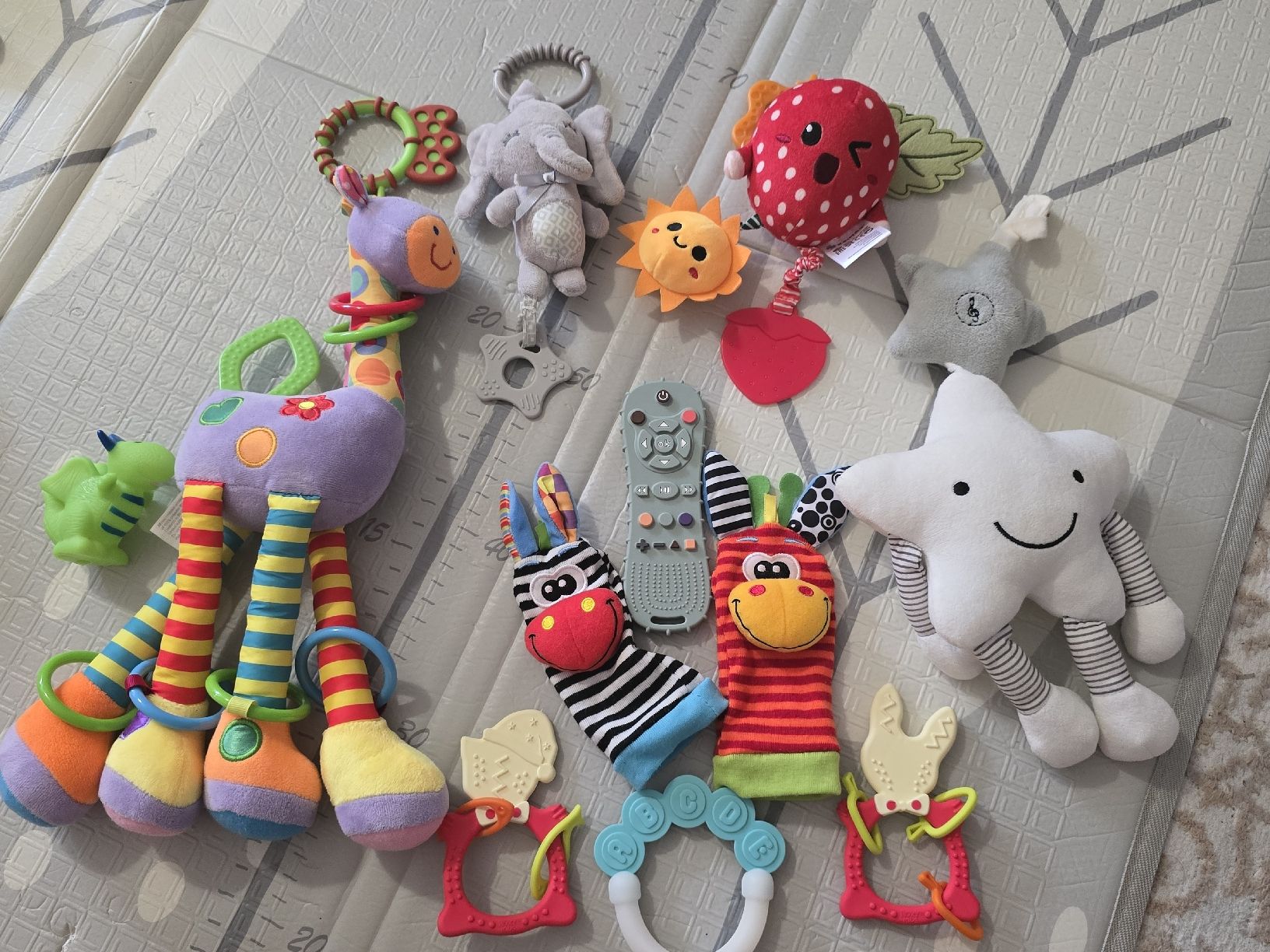 Spielzeuge: Baby Toy Bundle - Giraffe, Elephant, Star, Teethers, More! – Neu (gemäss Beschreibung) aus Le Grand-Saconnex von ato_556d