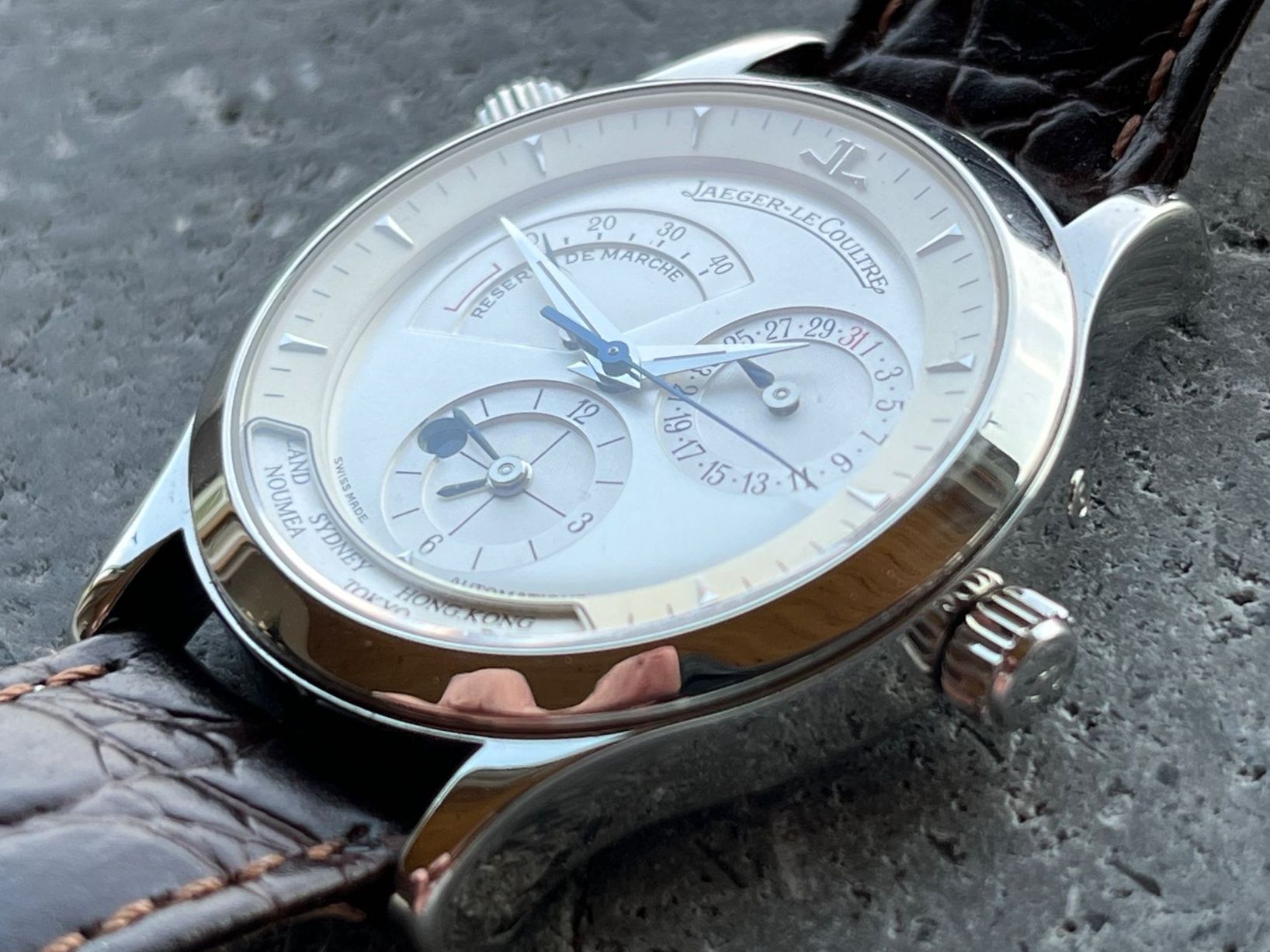 Jaeger-Lecoultre Orologi: JAEGER-LECOULTRE MASTER CONTROL GEOGRAPHIC 142 840 922 B – Usato da Beinwil am See venduto da watchfever