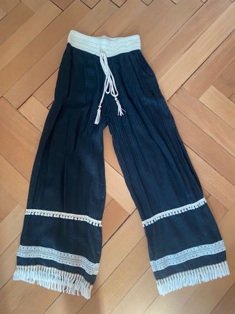 Schwarze Hose, Grösse S-M, mit Quasten und Stickereien