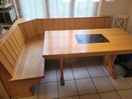 Massiver Holztisch mit Eckbank