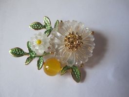 Hübsche Brosche mit Blumenmuster im trendigen Look