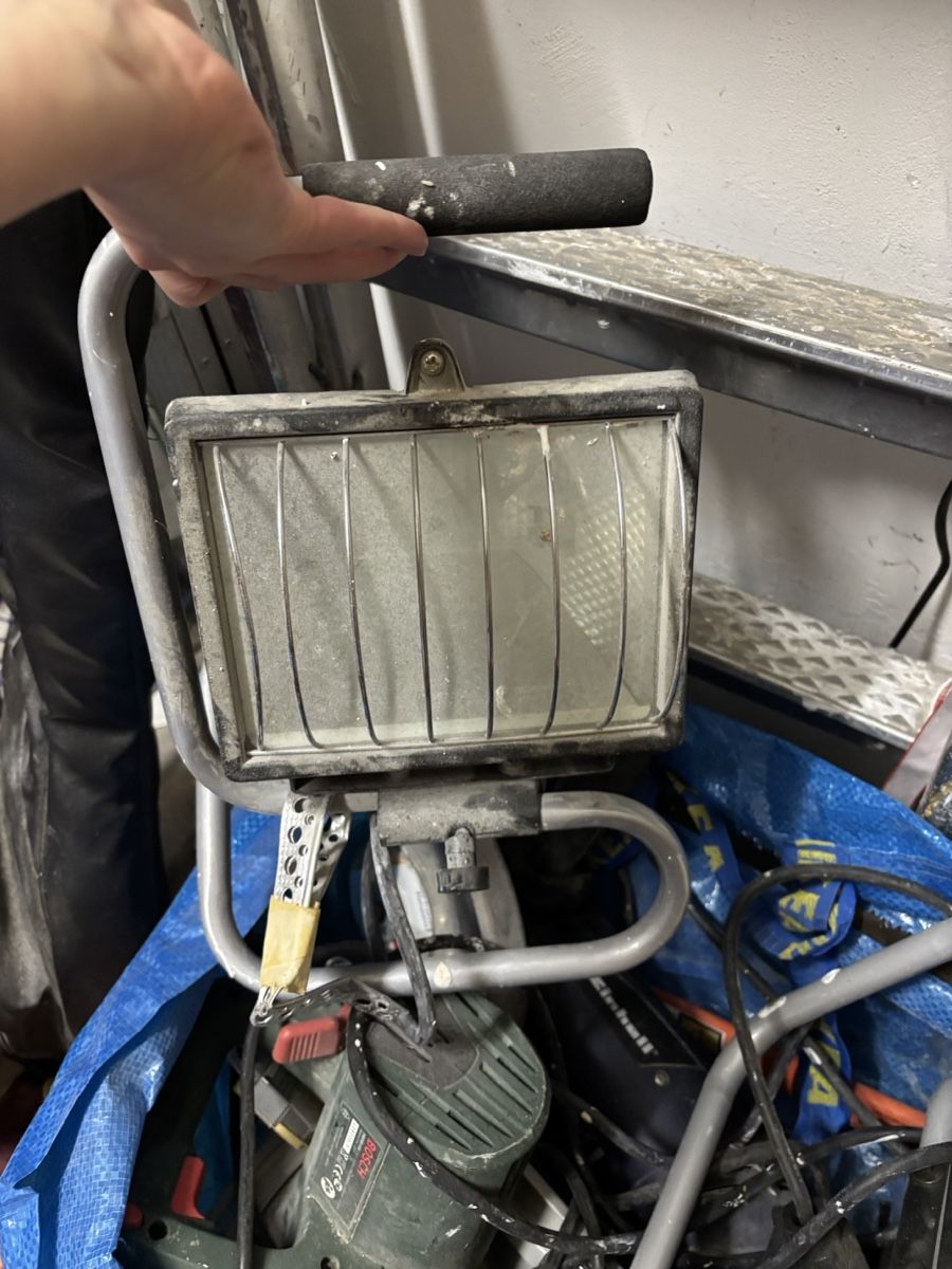 Fari: 2 Gebrauchte Halogenstrahler mit Stativ, funktionstüchtig – Usato da Basel venduto da pixie25