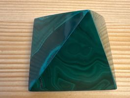 Malachit in Pyramidenform (Seitenlänge ca. 5 cm, Höhe 5 cm)
