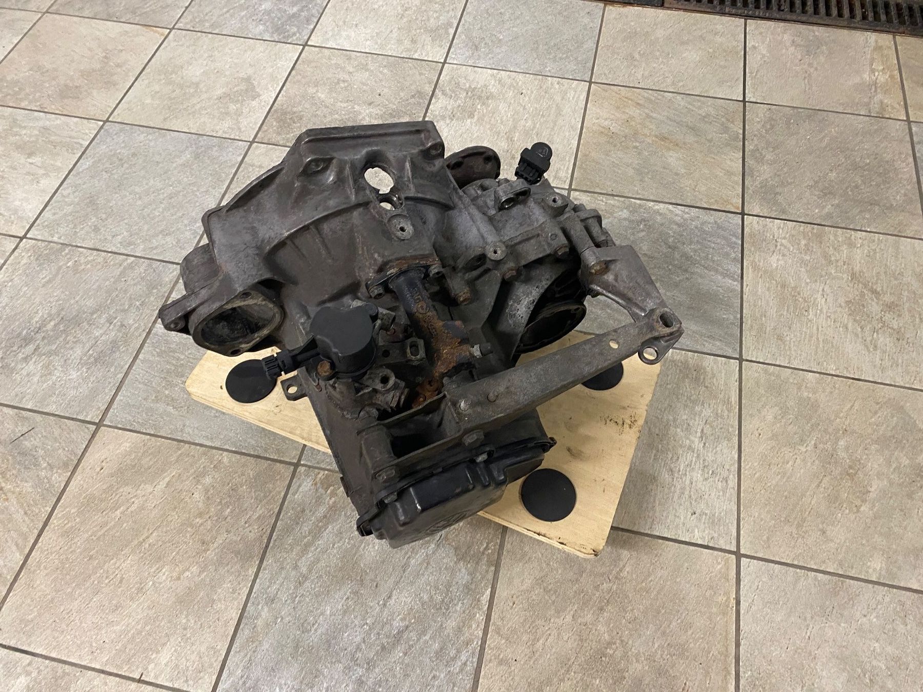 VW Tutti pezzi di ricambio auto: VW 16v Getriebe – Usato da Schaan venduto da Tovantastiko15