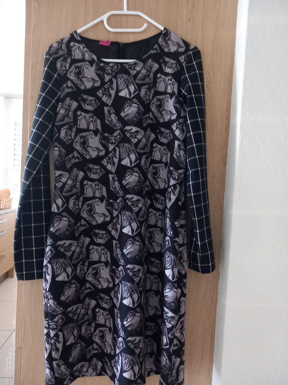 Vestiti: Robe  neuve "Save the Queen" – Nuovo (secondo la descrizione) da La Chaux-de-Fonds venduto da Boutique333