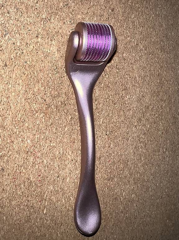 Cura del viso: Gesichtsroller mit winzigen Nadeln – Usato da Sevelen venduto da ale_v29l